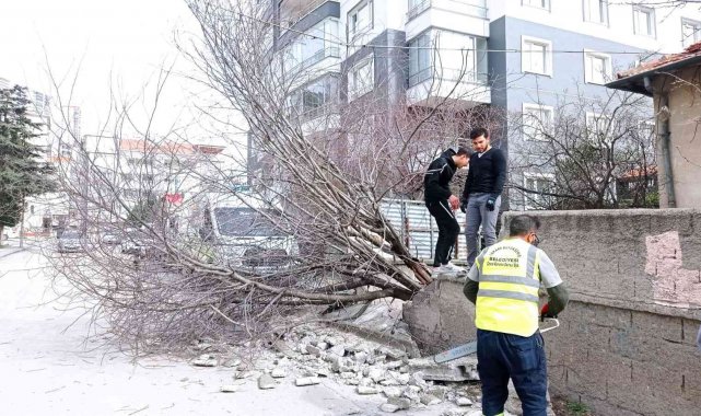 Belediye, fırtınalı Başkent gününde de teyakkuzdaydı