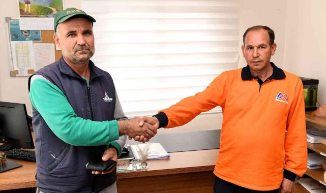 Belediye temizlik personelinden örnek davranış