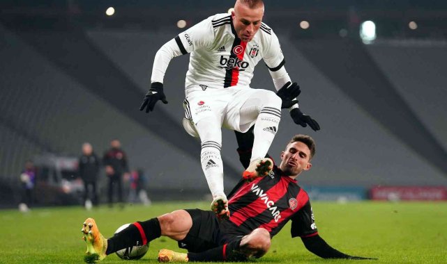 Beşiktaş&#039;ta ilk yolcular belli: Oğuzhan Özyakup ve Gökhan Töre