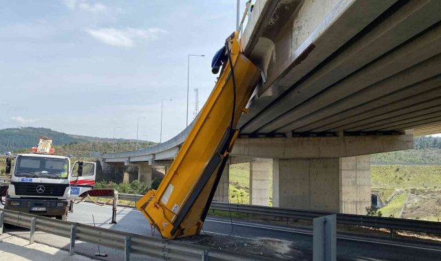 Beykoz'da dorsesi açık şekilde ilerleyen kamyon viyadüğe çarptı