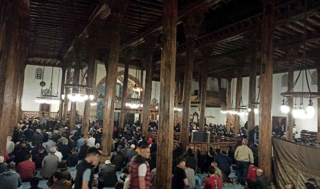 Beyşehir ve Derebucak'ta vatandaşlar camilere akın etti