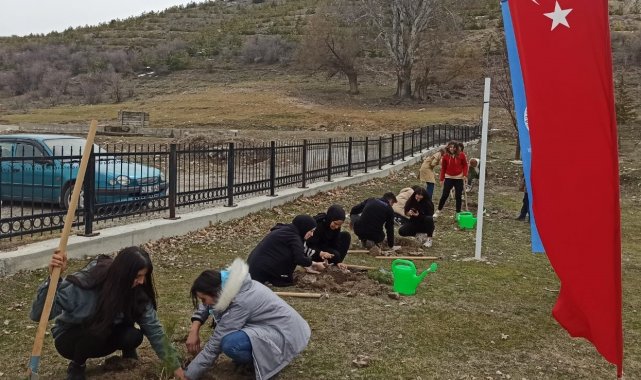 Beyşehir'de üniversite öğrencileri fidanları toprakla buluşturdu