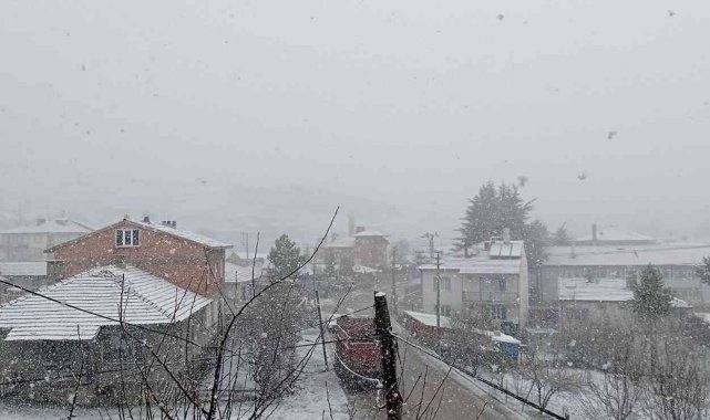 Bilecik'e Nisan ayında lapa lapa kar yağdı