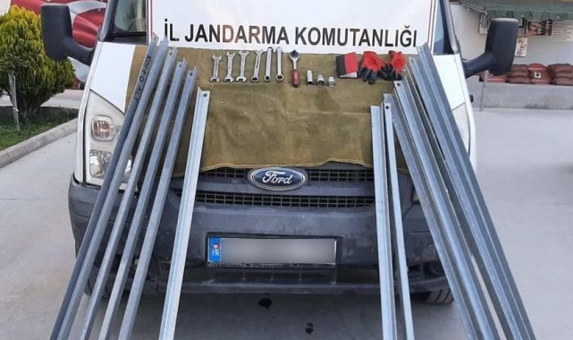 Bilecik'te elektrik direklerine dadanan hırsızlar yakalandı