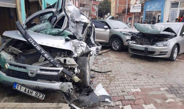 Bilecik&#039;te freni boşalan kamyon park halindeki 3 aracı adeta biçti