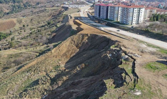 Bilecik'te korkutan toprak kayması