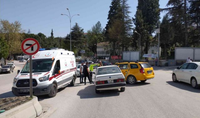 Bilecik'te otomobiller kavşakta çarpıştı; 1 yaralı