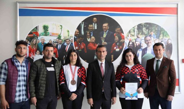 Bileğinin hakkıyla madalyasını alıp milli takıma girdi