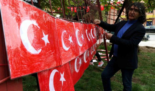 Bin çocuğun çizdiği bayraklar piramidal konstrüksiyon üzerine yerleştirildi