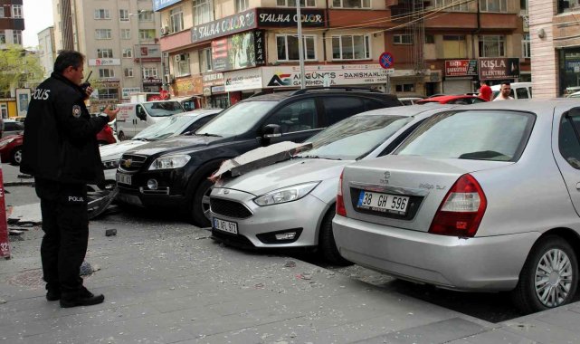 Binadan kopan parçalar araçların üzerine böyle düştü