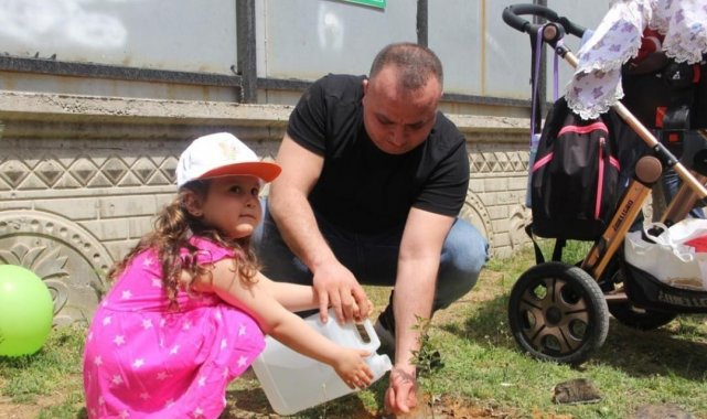 Bingöl'de çocuklar fidan dikti