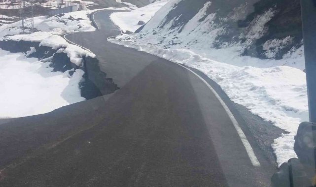 Bingöl&#039;de heyelan yola zarar verdi