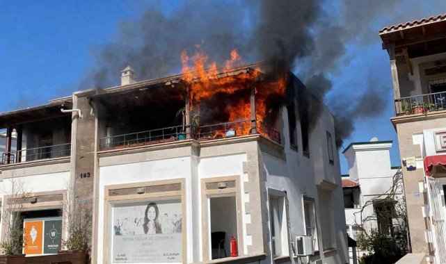 Bir anda tutuşan ev alev alev yandı