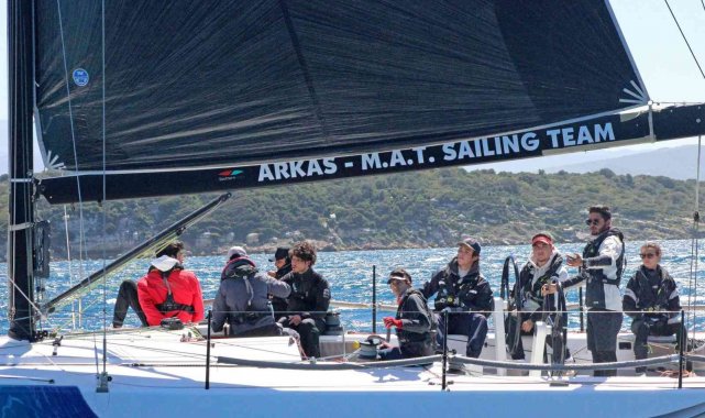 Birincilik Yaşarlı yelkencilerin