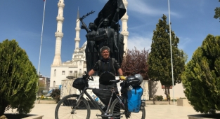 Bisikletle dünyayı geziyor