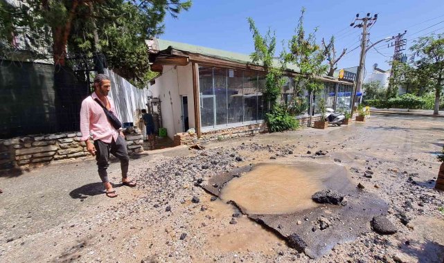Bodrum'da isale hattı yine patladı, bazı iş yerlerini su bastı