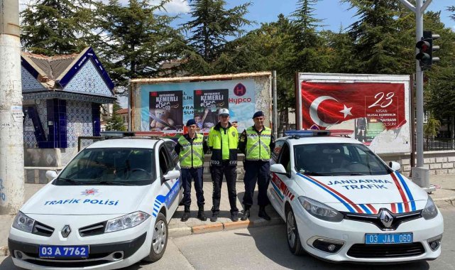 Bolvadin'de polis ve jandarma sürücüleri afişlerle uyardı