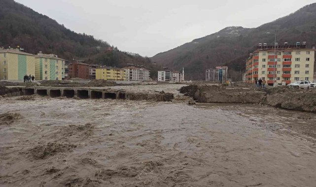 Bozkurt'ta kar sularının erimesiyle Ezine çayı taştı: Geçici köprü hasar gördü
