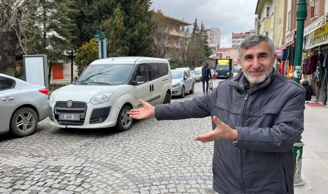 Bu caddede trafik ve park yeri çilesi bitmiyor