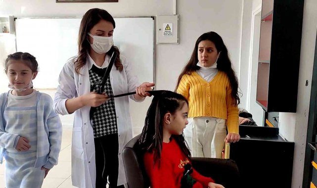Bu müzeyi gezen öğrencilere ücretsiz saç bakımı yapılıyor