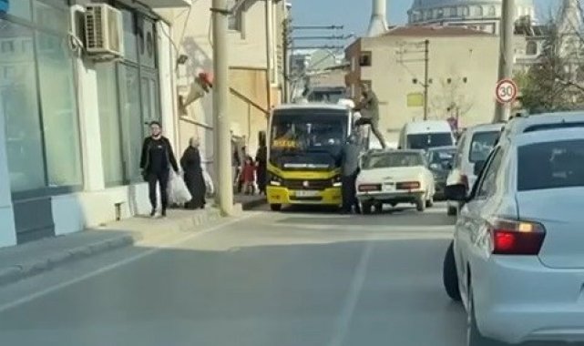 Bu neyin öfkesi...Otomobilin üzerine çıktı, minibüs sürücüsüne böyle tekme attı