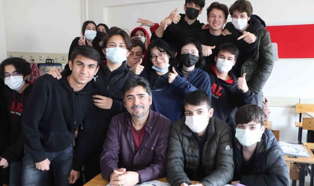 Bu öğretmenin on parmağında on marifet