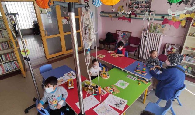 Bu sınıfta çocuklar ellerinde serumlarla eğitim görüyor