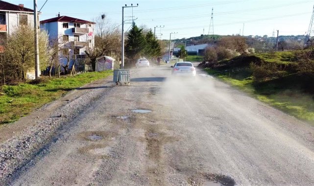 Bu sokaktan araç geçince her yer toz içinde kalıyor