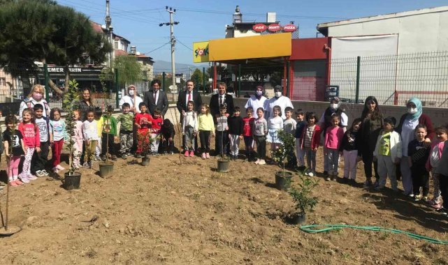 Burhaniye' de Kaymakam Memiş, anaokulu öğrencileri ile fidan dikti