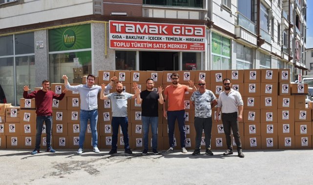 Burhaniye'de Beşiktaşlı taraftarlardan gıda yardımı