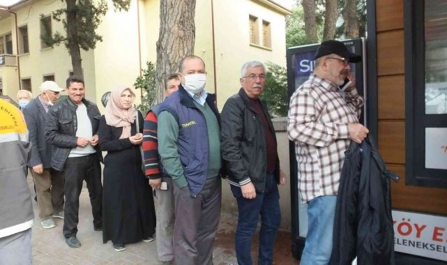 Burhaniye'de Büyükşehir pidesi yoğun ilgi gördü