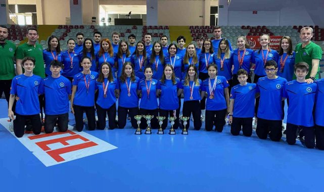 Bursa Büyükşehir voleybol takımları 5 kupa kazandı