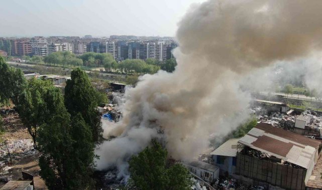 Bursa'da geri dönüşüm tesisindeki yangın havadan görüntülendi