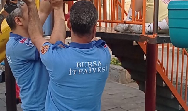 Bursa'da kaydırak demirlerine sıkışan çocuğu itfaiye böyle kurtardı