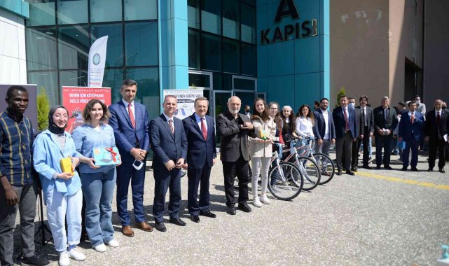 Bursa'da Kütüphane Haftası'nda öğrenciler ödüle doydu