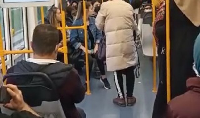 Bursa'da metroda maske takmayan gençleri uyaran yaşlı kadına hakaret