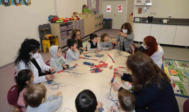 Bursa'da sokak hayvanlarının hediyeleri çocuklardan