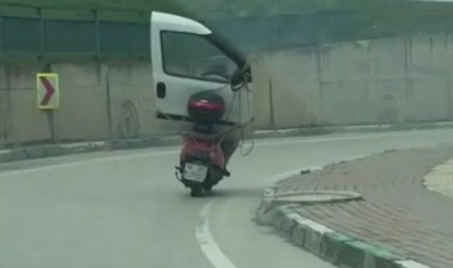 Bursa&#039;da yürüyen kapı kameralara yansıdı