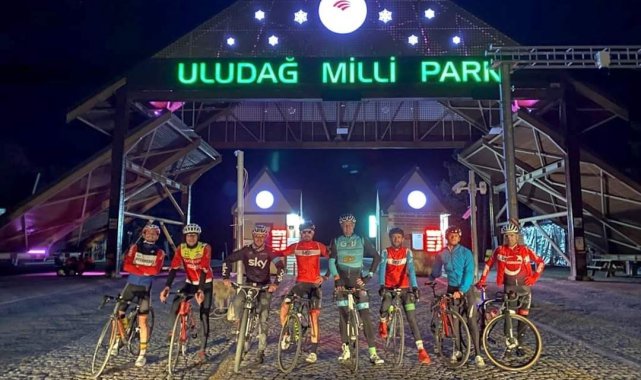 Bursalı bisikletçiler iftardan sahura pedal çevirdi.