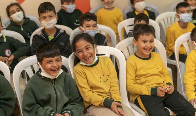 Büyükşehir Belediyesi, çocukları Hacivat ve Karagöz ile buluşturuyor