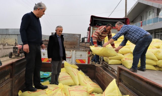 Büyükşehir, çiftçilere gübre ve tohum dağıtımına başladı