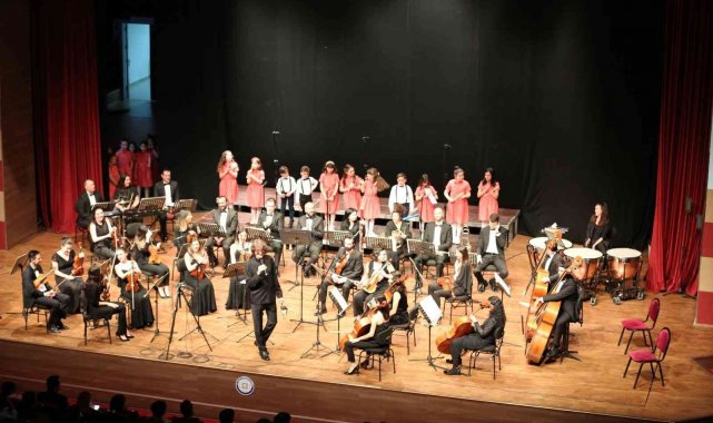 Büyükşehir Çocuk Korosu İlk Konserini Verdi