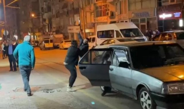 Cadde ortasında bıçaklı kavga...