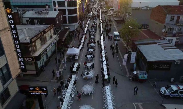 Caddeyi trafiğe kapattılar, 12 bin kişi aynı sofrada iftar yaptı