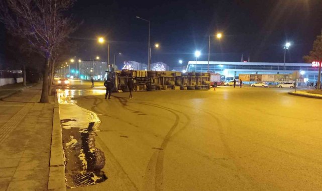Cam yüklü tır devrildi, yol kısman ulaşıma kapandı