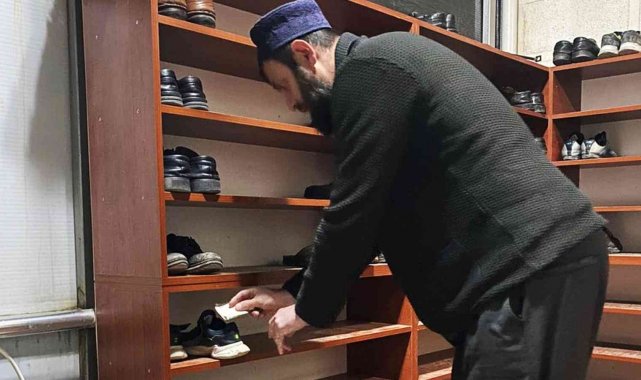 Camiye giden çocukların ayakkabısına para bırakılıyor