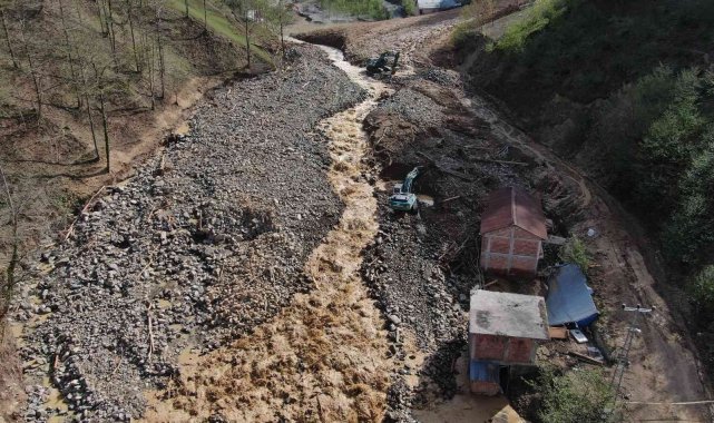 Çamur afetinin izleri siliniyor