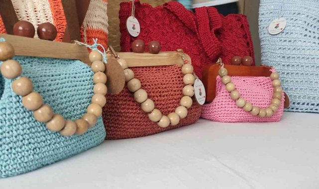 Can sıkıntısından evde çanta örmeye başlayan karı koca siparişlere yetişemiyor