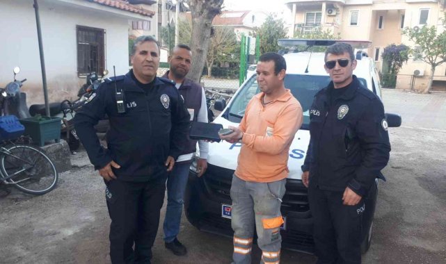 Çantasını bulan işçiye 400 dolar verdi