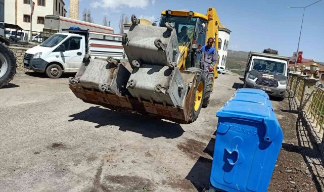 Çat'ta Bayram öncesi çöp konteynerleri yenilendi